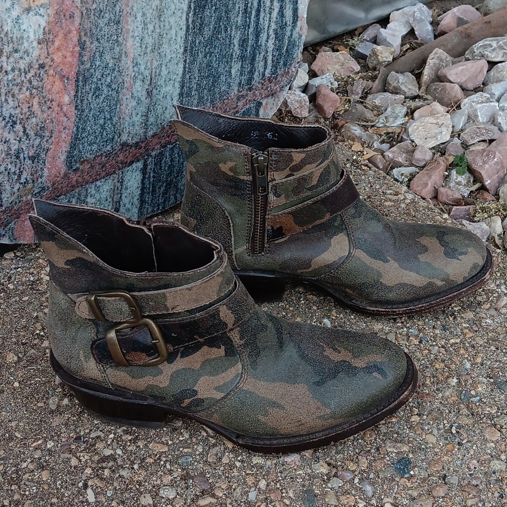 Cofi Camo Print Leather Ankle Boots Booties Women's Sz 6.5 View 2